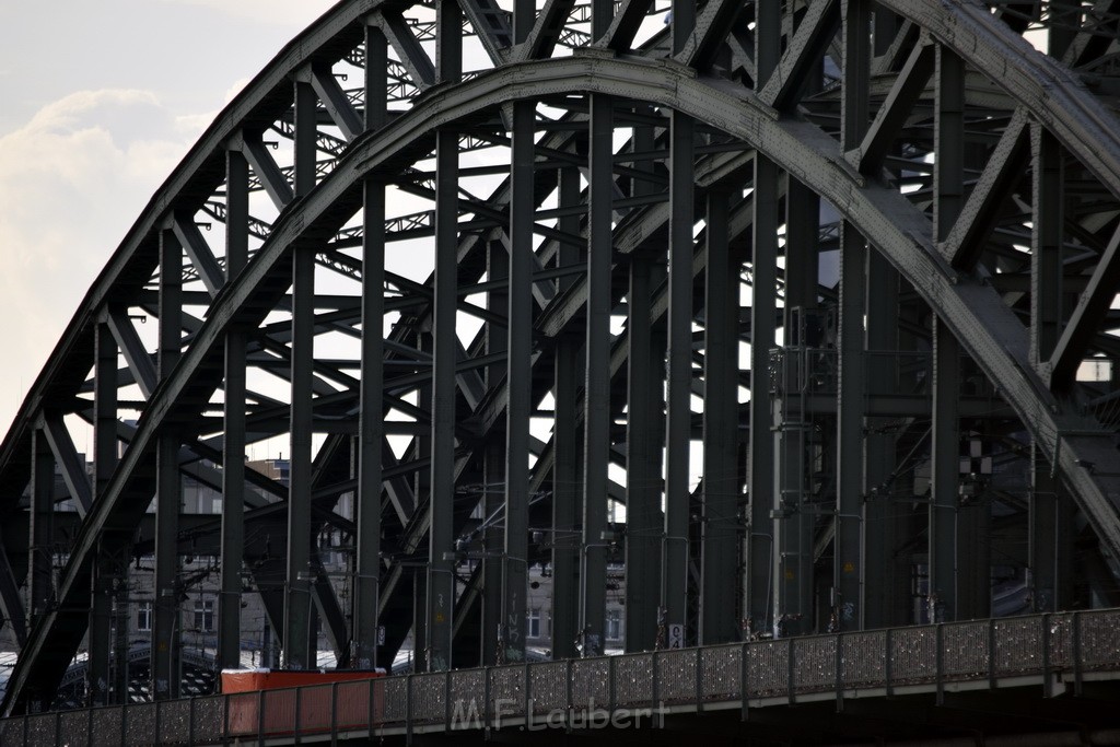 PSpringt kein Suizid Brueckenspringer Koeln Hohenzollernbruecke P046.JPG - Miklos Laubert